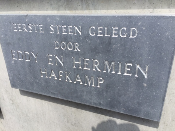 Eerste-steen-web